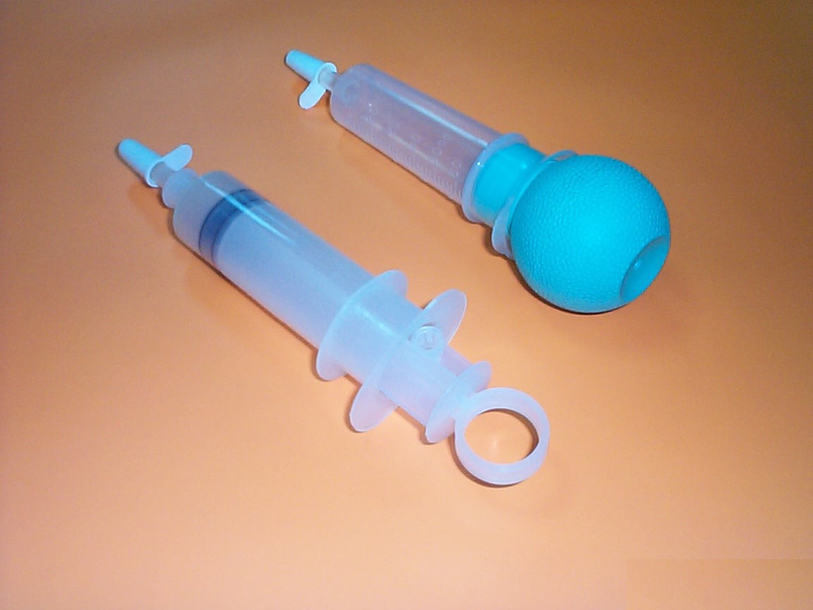 DISPOSABLE IRRIGATING SYRINGE